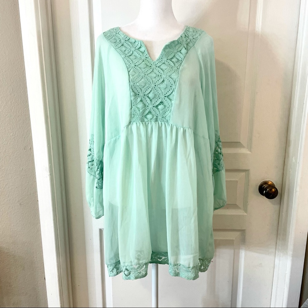 3/$20 Cal Style sheer mint blouse with lace detail